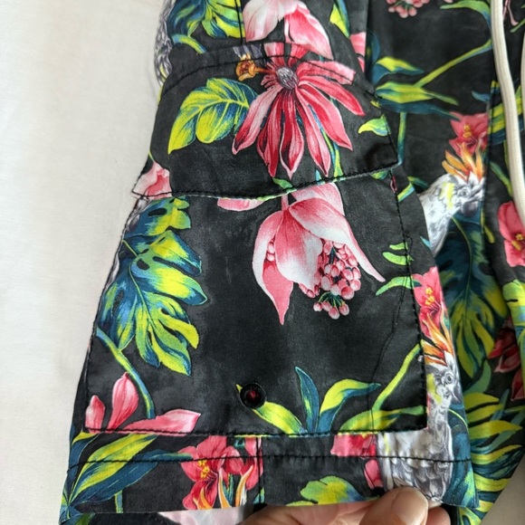 Tommy Bahama Swim Trunk Size Small Naples Monstera Paradise Parrot Floral Print - Picture 3 of 6